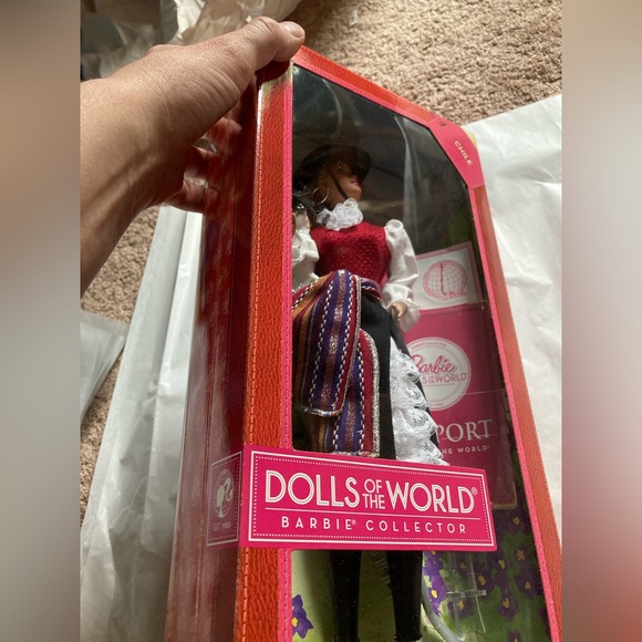 Dolls of the World Barbie Collector Chile NRFB - Picture 7 of 10